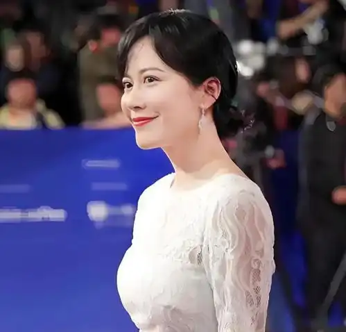 至今未婚未育,身边却有男人陪了近30年54岁的她才是真人间清醒
