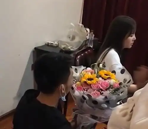 四川一女子搓麻将时,追求者手捧鲜花下跪求婚,结果不出所料
