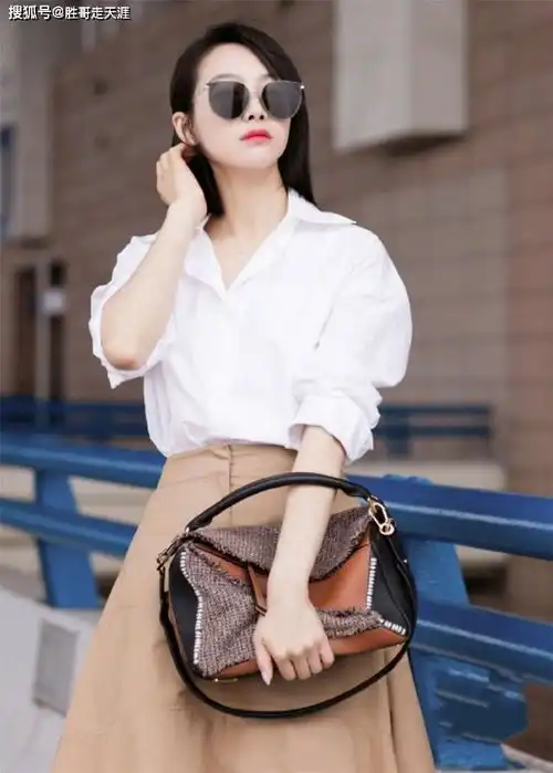 32岁宋茜终于换风格,穿衬衣半身长裙气质出尘,美得出众又高级
