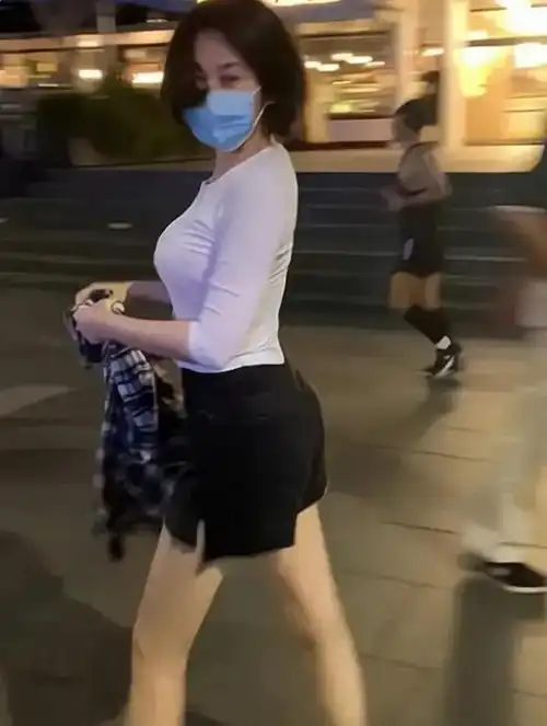 中年的许晴穿得比年轻人还美,白t恤配短裤,怕羞特意用衬衫遮
