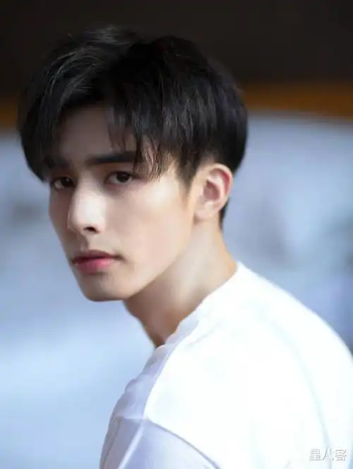 宋威龙官宣新代言,网友咆哮大帅哥也经不起这般折腾啊
