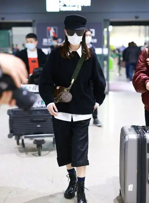 45岁佘诗曼真有品味,用黑色毛衣叠穿白衬衫,简约却很有潮流感
