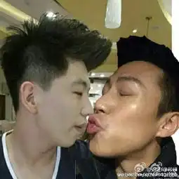 邓超提前过愚人节自称退出微博自恋恶搞药不能停
