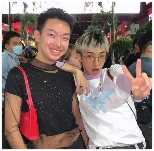 伊能静18岁儿子迷恋女装,浓妆艳抹惹争议,网友直呼辣眼睛
