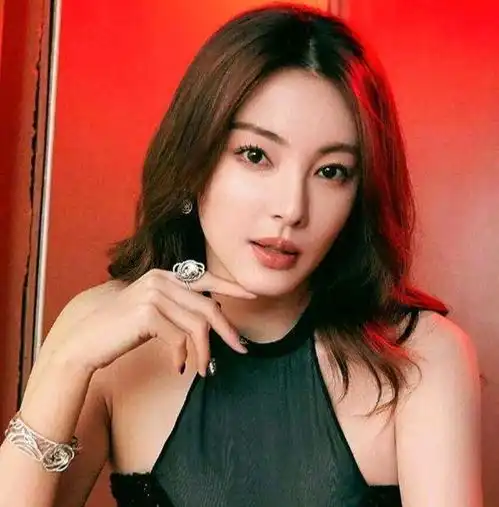 张雨绮为打人事件发声怒骂围观男性软弱网友指责其蹭热度
