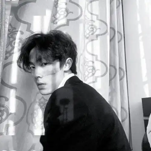 头像丨摸摸小猪头万事不用愁
