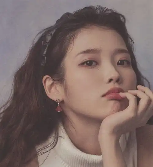 iu最新港风大片曝光,羊毛卷配复古穿搭,像极了周星驰电影女主
