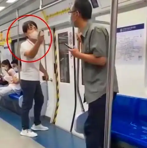 北京地铁内一男子大声吵闹,被提醒后辱骂乘客坐地铁的都是穷b
