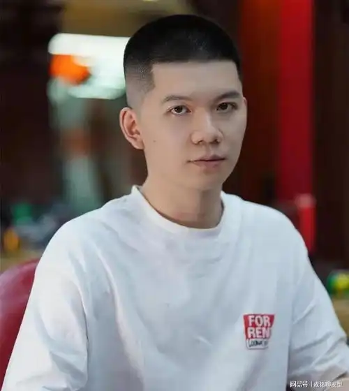 干净帅气的男生短发,不用烫发更好打理,准备换发型的人建议收藏
