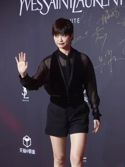 感觉李宇春也不再那么男人了,穿黑衣涂红唇,美得很有女人味
