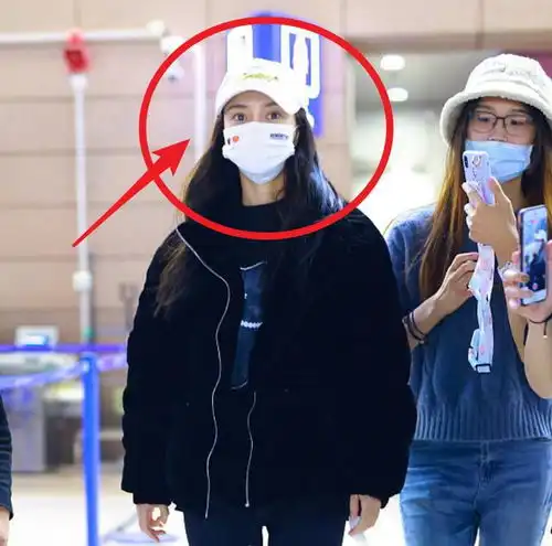 黄晓明带儿子现身商场,和baby穿情侣装秀恩爱,感情如何很显然