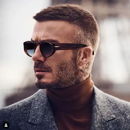 45岁贝克汉姆积极健身重变型男,穿马丁靴骑重型摩托,尽显男人味
