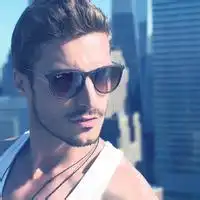 暖男范儿十足的外国男生头像戴眼镜的抽烟的
