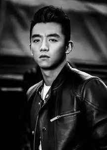 郑恺金属质感大片曝光孤独深沉展现熟男魅力
