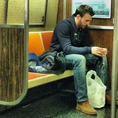 超级英雄都要坐地铁盘点外国地铁野生捕获男神合集
