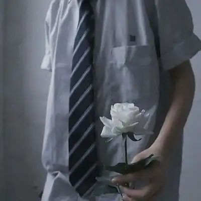男生部位头像带花,男生拿花半身头像2
