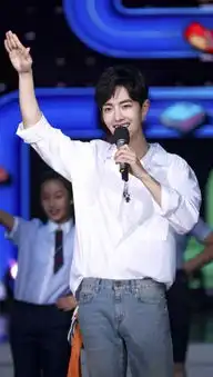 肖战是啥宝藏男孩白衬衫牛仔裤也穿那么帅,满屏初恋气息
