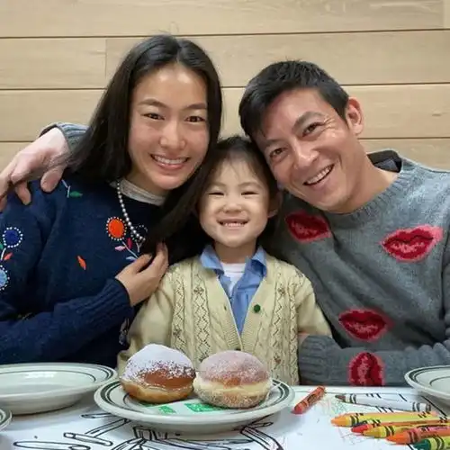 陈冠希夫妇亲密合影曝光秦舒培衣着宽松疑似怀二胎
