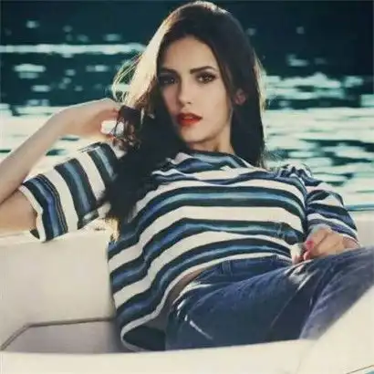 欧美女生头像ins风高清街头,全部是简约时间的女生
