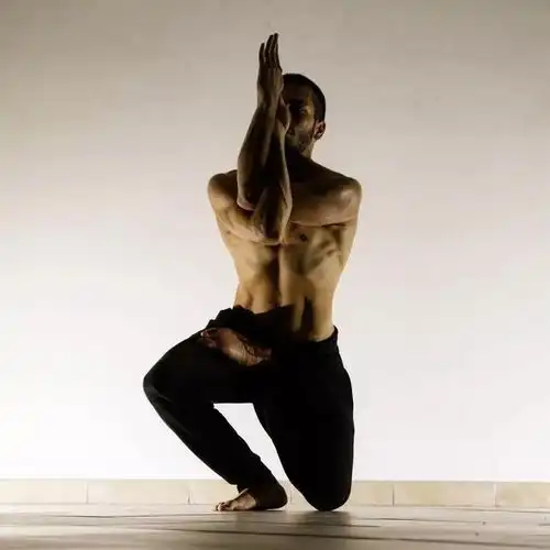 找一个不打游戏的男人真的很难么练瑜伽的他看起来很酷

