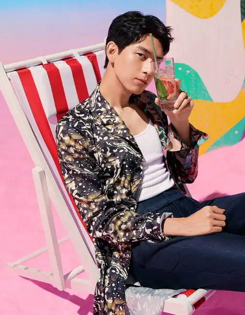 身材好就是任性,李现穿花衬衫又帅又萌,简直是男朋友的穿搭手册
