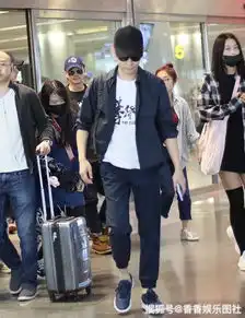 吴京c位带队攀登者型男亮相机场一身黑look气场十足

