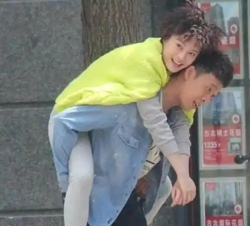 张译尴尬难入戏只要和她演夫妻,她老公就抱着孩子牵着狗去探班