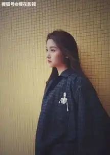 关晓彤ins晒美照,托下巴比v字,男友视角下,是心动的感觉
