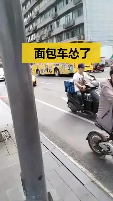 和男友逛街,偶遇小哥哥开迈凯伦转弯好霸气,后面的面包车都怂了
