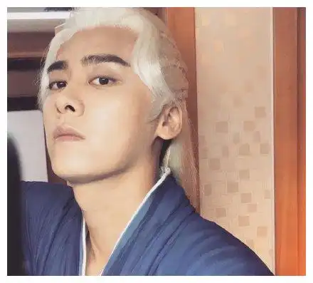 李易峰ins更新银发苏摹绝美自拍熟悉的直男角度全靠颜值在扛
