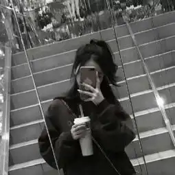 女生冷漠qq黑白头像伤感个人尝遍所有的孤独
