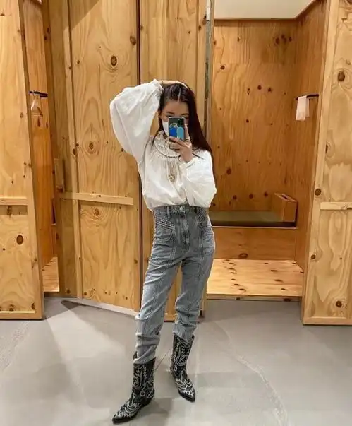 小众ins博主mjbypp穿搭小机灵极简色彩也能搭出高级感
