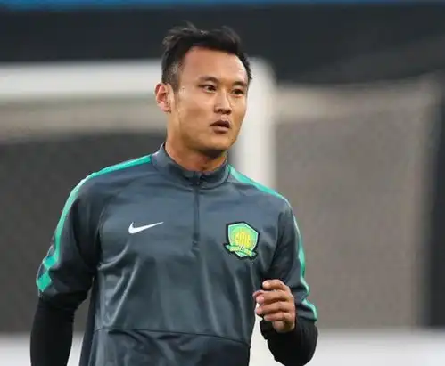 国足天生主角从国脚到演员,退役转型跑龙套,几年时间成为男一号
