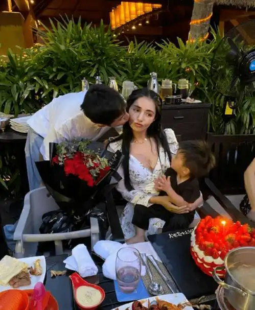 麦迪娜姜潮穿情侣装出游,1岁儿子穿搭似模特,母子同框如画中人
