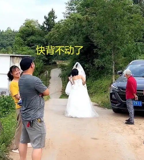 君子报仇十年不晚男子接亲被大妈拦婚车当年你爸爸也这么对我
