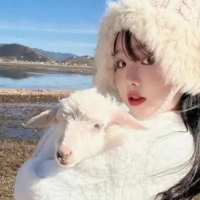 2023阳光自信女生头像
