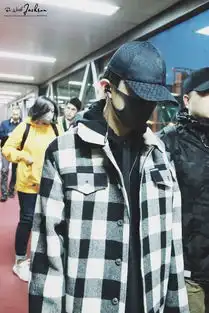 181117易烊千玺北京飞成都,格纹外套保暖时尚
