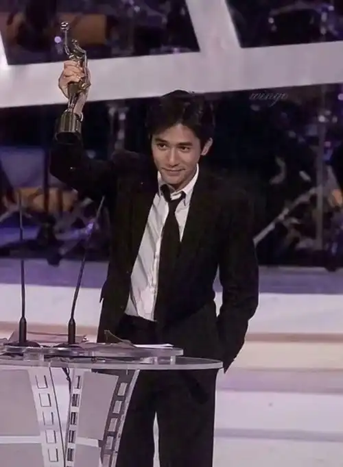 梁朝伟这两张获奖照,对比着看恍若隔世
