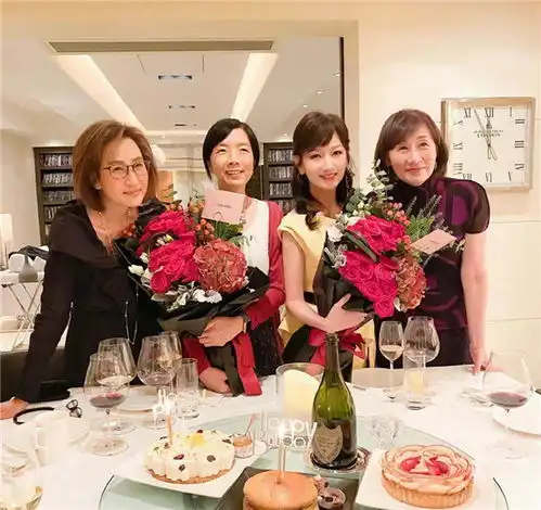 66岁赵雅芝晒生日照,气质依旧容光焕发,与老公合照好似两代人
