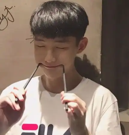 同桌总做这3个小动作,千万别恼,其实他是喜欢上你了
