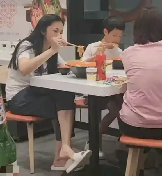 姚晨带孩子吃麻辣烫,边吃边看手机接地气,11岁儿子身高快赶上她
