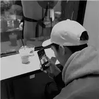 男人戴帽子更是帅上加帅了黑白男生头像高冷气质

