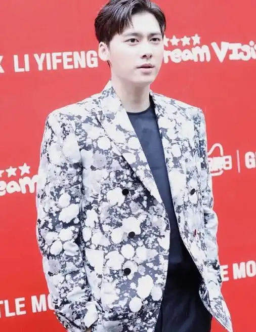 男生穿西装就是帅,李易峰穿上花色西装搭西裤,魅力十足又显范
