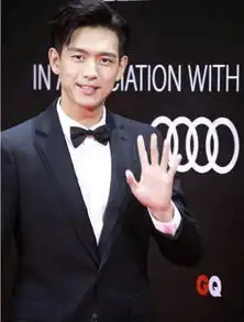 年度人物盛典男星红毯照,朱一龙迷人,王一博贵气,蔡徐坤崩了
