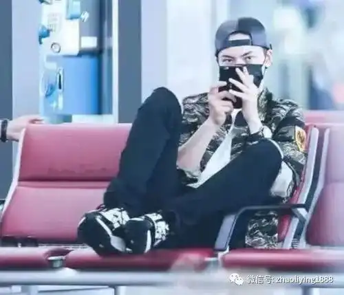 明星被抓拍赵丽颖很美,热巴老10岁,杨洋变表情包,林更新最逗
