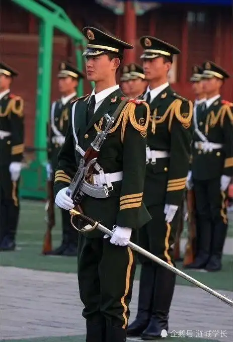 188大长腿最帅军团来袭,逆天颜值帅哭网友,他们才是中国最帅的男人
