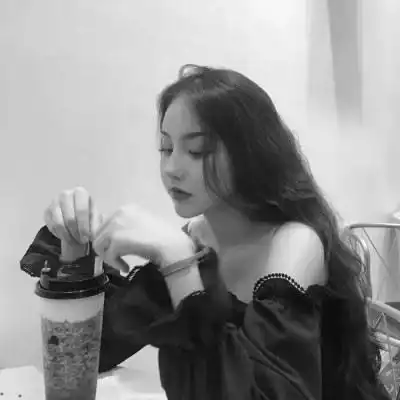 高冷情侣头像一男一女散落在指尖的阳光

