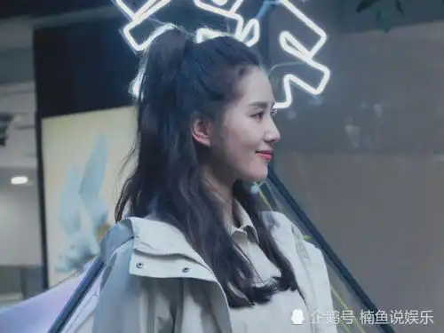 都说刘诗诗坐姿好霸气,其实是仙女下凡,生图比精修图还美
