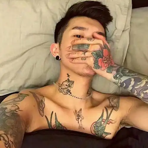 花臂男子汉
