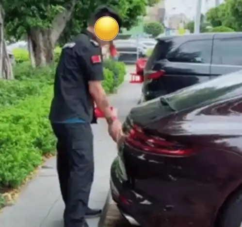 杭州一保安火了,座驾竟是150万保时捷,女业主想和他交流一下
